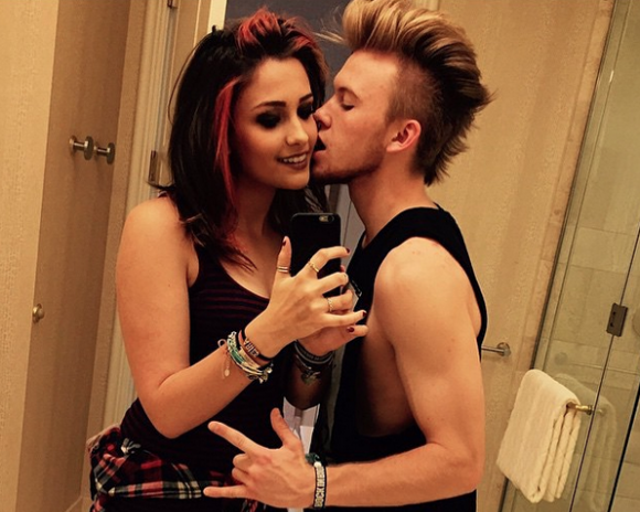 Hậu chia tay bạn trai, con gái Michael Jackson xuống tóc, hút thuốc lá - 6 
Paris và bạn trai cũ khi còn hạnh phúc. Cặp đôi thường xuyên chia sẻ những hình ảnh tình cảm trên mạng xã hội khi còn yêu nhau. Mối quan hệ của hai người chỉ kéo dài chưa đầy một năm.