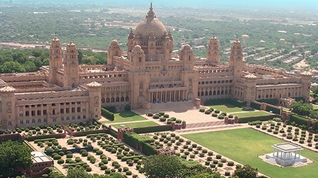 Khách sạn lâu đài Umaid Bhavan được xây dựng bằng đá sa thạch. Cung điện Umaid Bhavan hiện vẫn là nơi ở chính của hoàng gia Maharaja.