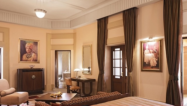 
Khách sạn lâu đài toạ lạc trên diện tích rộng hơn 100.000m với 347 phòng, trong đó có 70 phòng khách. Khách tham quan Ấn Độ có thể thuê phòng nghỉ tại đây với giá gần 500 USD/đêm với phòng phổ thông, trong khi đó, với phòng đặc biệt có các dịch vụ spa, thể dục được cho thuê với giá 1.800 USD.
