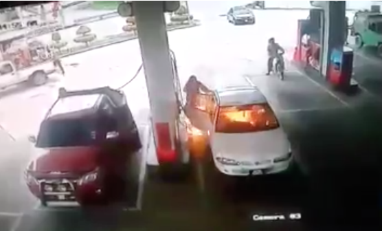 Trẻ nghịch bật lửa trong xe gây hoả hoạn - 1 Trẻ nghịch bật lửa trong xe gây hoả hoạn - 1