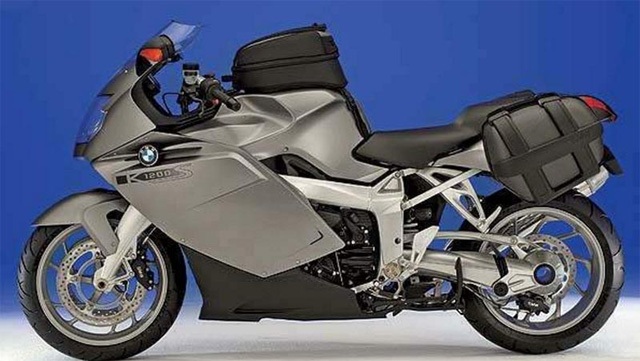 Special K - Một cách làm mới cùng BMW K1200S - 13
BMW K1200S phiên bản 2004 là mẫu Sport Touring sử dụng động cơ 4 xy-lanh dung tích 1.157cc phun nhiên liệu điện tử, đi cùng hệ thống làm mát bằng dung dịch và hệ thống dẫn động bằng trục các-đăng, cho công suất 167 mã lực và momen xoắn cực đại 129Nm. Với sức mạnh này, chiếc BMW K1200S 2004 có khả năng tăng tốc 0 -100km/h hết 3 giây trước khi đạt tốc độ tối đa 286km/h.