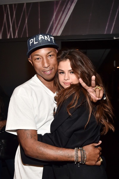 
Pharrell Williams và Selena Gomez thân thiết chụp hình trong lễ trao giải
