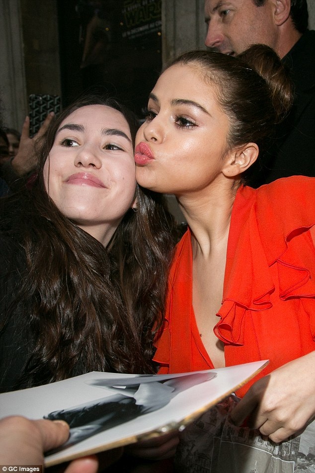 Selena Gomez thay váy áo tới chóng mặt - 3
Selena Gomez thân thiện chụp hình với fans