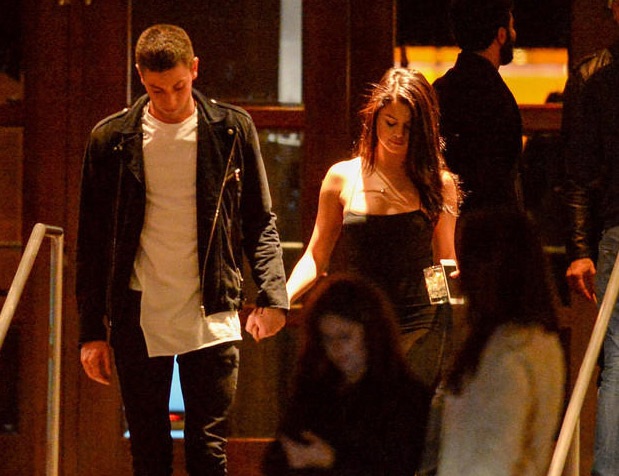 
Selena mới chính thức chia tay với Justin Bieber vào năm ngoái sau một năm tan hợp liên tục. Mối quan hệ giữ Selena và Justin không nhận được sự ủng hộ của phần lớn bạn bè và người thân của nữ ca sĩ xinh đẹp bởi họ cho rằng Justin quá lăng nhăng và không xứng đáng với tình cảm của Selena.
