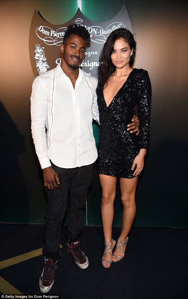 
Người đẹp gợi cảm hẹn hò với DJ Ruckus được hơn 10 tháng
