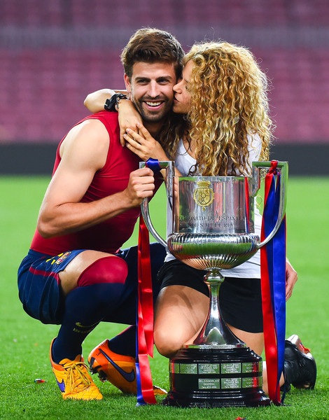 Dáng chuẩn như “gái hai con” Shakira - 9
Shakira đang chung sống với ngôi sao bóng đá người Tây Ban Nha - Gerard Piqué, kém cô 10 tuổi. Cặp đôi chính thức hò hẹn vào năm 2010 và đã có với nhau hai con trai dù chưa làm đám cưới chính thức. Điều khá thú vị là Shakira và người bạn đời của cô đều có chung ngày sinh nhật.