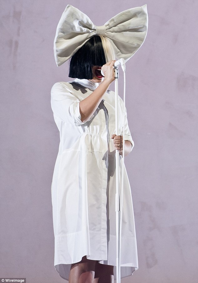 Thêm 1 phiên bản của Lady Gaga - 3
Phong cách của Sia có phần hao hao đồng nghiệp Lady Gaga và không khó để nhận ra giữa đám đông