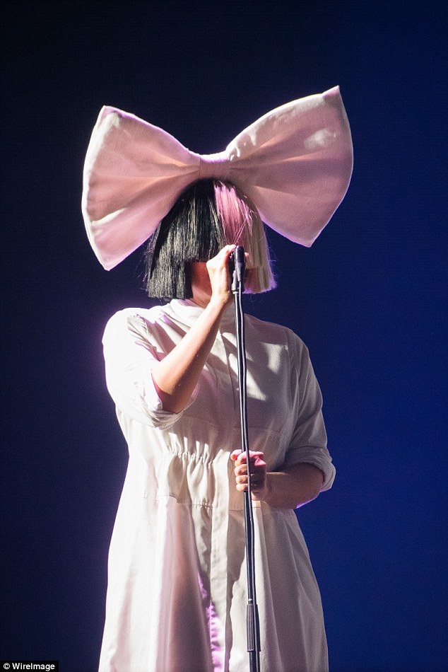 Thêm 1 phiên bản của Lady Gaga - 1
Sia Furler biểu diễn tại Budapest ngày 16/8 vừa qua