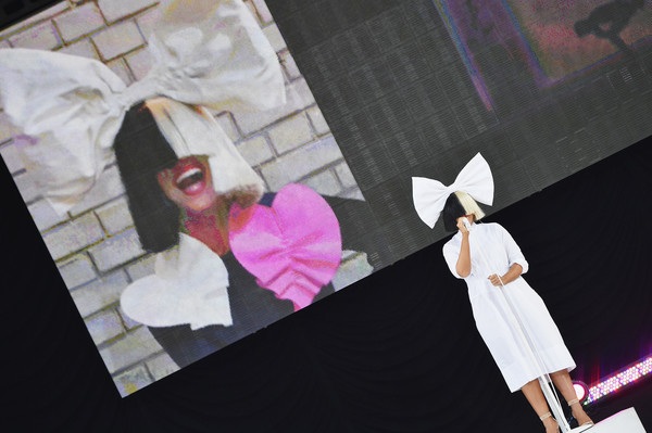 Thêm 1 phiên bản của Lady Gaga - 7
Nổi tiếng và đa tài, Sia hiện đang có rất nhiều lời mời trình diễn tại Mỹ và Châu Âu