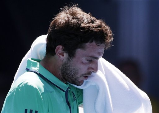 Djokovic mất hơn 4 giờ để vượt qua Simon - 2 Simon đã thiếu chút ít ổn định để có thể tạo ra cú sốc ở vòng 4