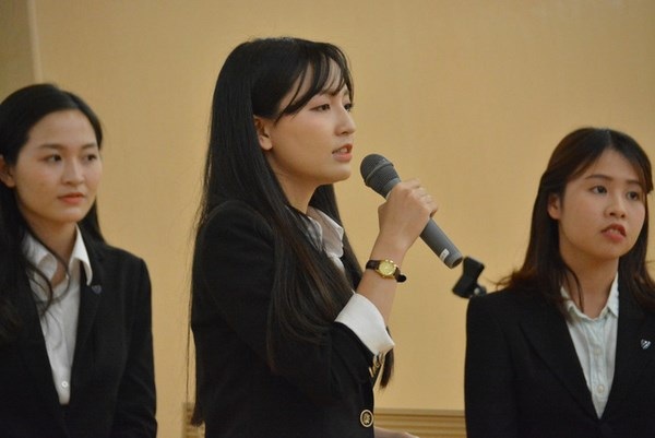 
Huyền Trang đại diện nhóm thuyết trình ý tưởng phát triển ẩm thực Việt tại Nhật trước BGK.
