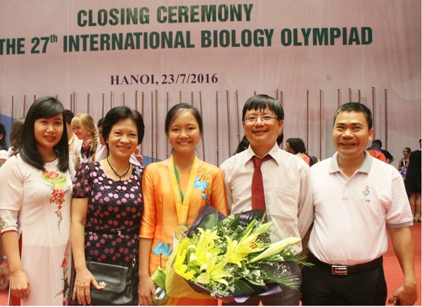 Chuyện cô gái mang Vàng cho đội Olympic Sinh học VN sau 16 năm chờ đợi - 4 Vũ Thị Chinh chụp ảnh lưu niệm với các thầy cô. (Cô Đỗ Thị Thanh Huyền ngoài cùng bên trái)