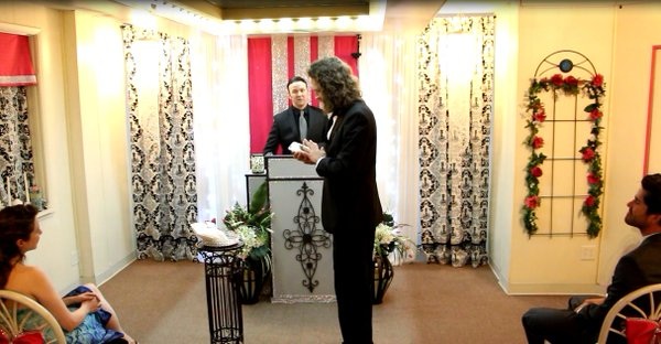 
Aaron làm đám cưới với điện thoại của mình trong nhà thờ ở Las Vegas.
