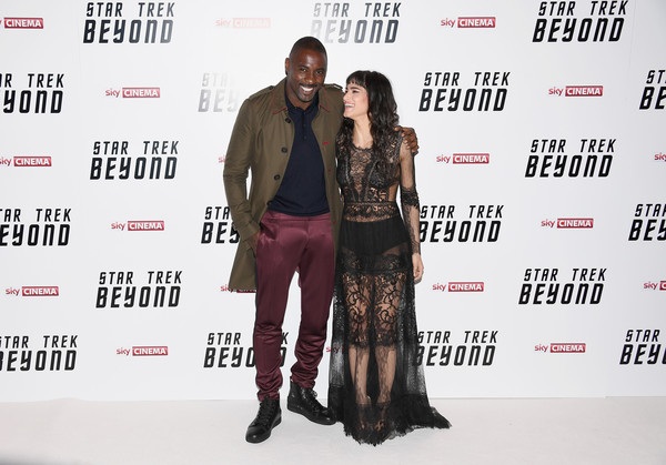 Vũ công gây choáng với váy hở bạo - 3
Sofia Boutella bên đồng nghiệp Idris Elba