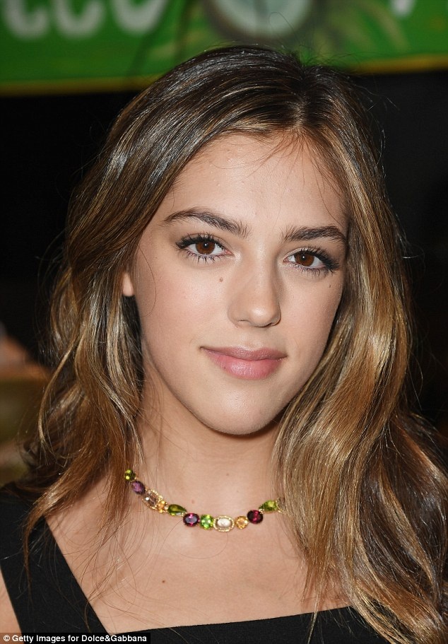 Kiều nữ của danh ca Hello đọ dáng con gái "Rambo" - 7
Bệ phóng hoàn hảo là danh tiếng của cha và sự giàu có của gia đình đã khiến Sistine dễ dàng hơn khi tấn công vào làng giải trí