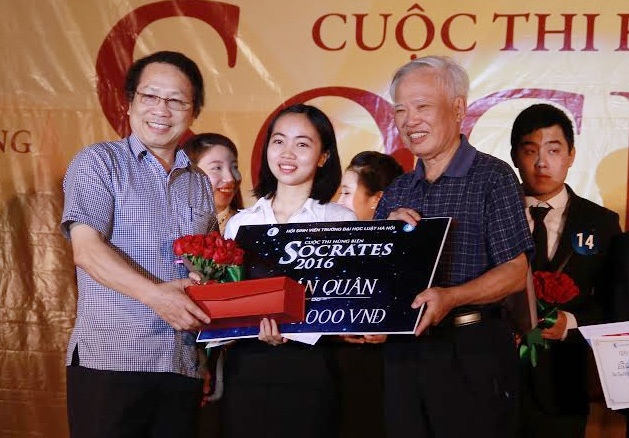 Bênh vực “Hậu duệ Mặt trời”, nữ sinh giành giải Nhất hùng biện - 1
Như Quỳnh giành giải Quán quân cuộc thi hùng biện Socrates 2016.