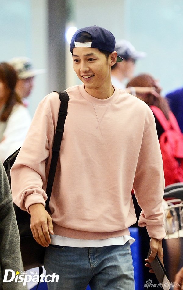 Mỹ nam của “Hậu duệ của Mặt trời” lọt top 10 biểu tượng châu Á - 10
Song Joong Ki bụi bặm và trẻ trung ngoài đời thường.