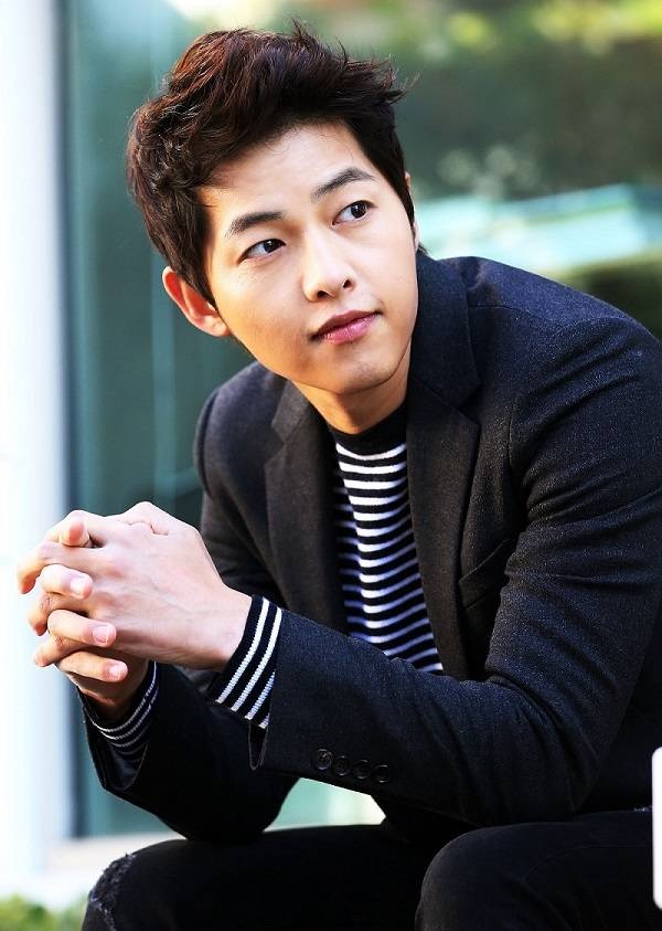 Quá nổi tiếng, mỹ nam “Hậu duệ Mặt trời” liên tục “dính” tin đồn hò hẹn - 8
Song Joong Ki hiện là chàng trai hot nhất châu Á.