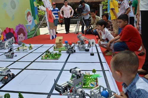 Học sinh nhí chế tạo máy hút bụi từ vỏ chai nước bỏ đi - 1
Trinh diễn robot giao thông thông minh