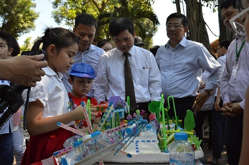 Học sinh nhí chế tạo máy hút bụi từ vỏ chai nước bỏ đi - 10 Sự thích thú của Phó Chủ tịch UBND Thành Phố, Phó giám đốc Sở GD-ĐT Hà Nội với các sản phẩm STEM tái chế