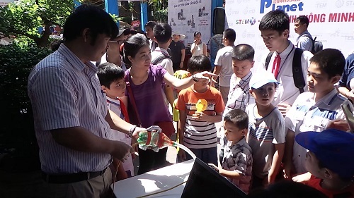 Học sinh nhí chế tạo máy hút bụi từ vỏ chai nước bỏ đi - 11 Máy hút bụt từ STEM tái chế thu hút được sự quan tâm của nhiều học sinh nhí
