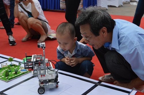 Học sinh nhí chế tạo máy hút bụi từ vỏ chai nước bỏ đi - 2 Ông và cháu thích thú khám phá những chú robot thông minh