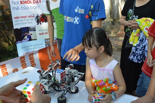Học sinh nhí chế tạo máy hút bụi từ vỏ chai nước bỏ đi - 6 Thi tài rubic với robot