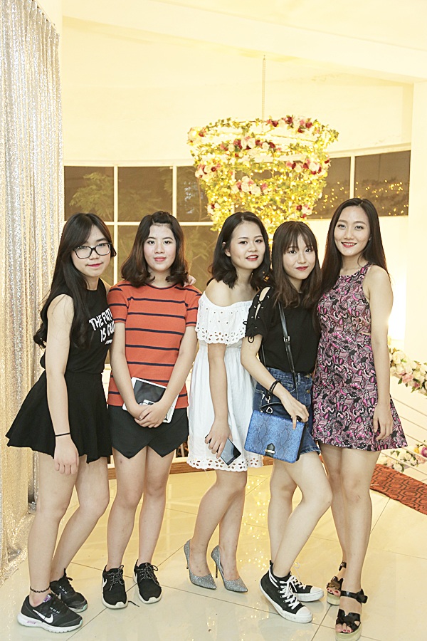 Nữ sinh Hà Nội xúng xính dự tiệc “xả hơi” sau thi - 1
Hội bạn thân xúng xính váy áo đi dự đêm diễn nghệ thuật