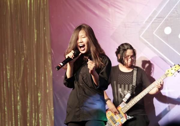 Nữ sinh Hà Nội xúng xính dự tiệc “xả hơi” sau thi - 9
CLB Rock của trường chuyên Hà Nội – Amsterdam cháy hết mình