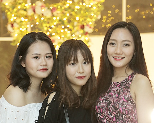 Nữ sinh Hà Nội xúng xính dự tiệc “xả hơi” sau thi - 4
Nữ sinh các trường chuyên Hà Nội – Amsterdam, Chu Văn An, Phan Đình Phùng từ lâu đã được biết đến như những cô gái vừa học giỏi, đa tài, vừa xinh đẹp, duyên dáng