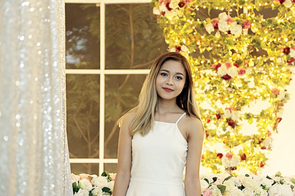 Nữ sinh Hà Nội xúng xính dự tiệc “xả hơi” sau thi - 3
Trần Thủy Tiên – nữ sinh trường Phan Đình Phùng có ngoại hình hiện đại với mái tóc nhuộm ombre
