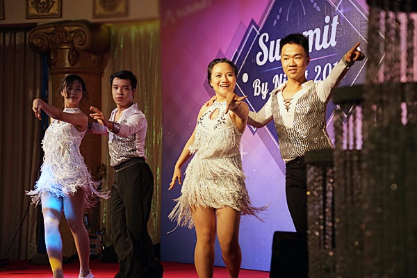 Nữ sinh Hà Nội xúng xính dự tiệc “xả hơi” sau thi - 6
Các thành viên của đội nhảy nóng bỏng trong vũ điệu sôi động