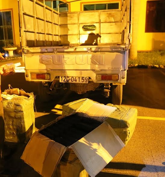 Bắt giữ xe ô tô tải vận chuyển “hàng nóng” số lượng lớn qua biên giới - 3
Lái xe Cảnh cùng tang vật bị thu giữ