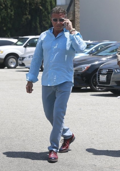 Người hùng cơ bắp vẫn phong độ ở tuổi 70 - 1
Sylvester Stallone sành điệu khi ra phố ăn trưa cùng bạn bè tại Beverly Hills, California ngày 7/8 vừa qua