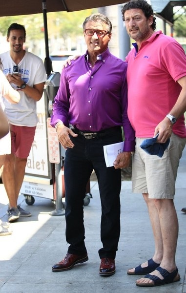 Người hùng cơ bắp vẫn phong độ ở tuổi 70 - 4
Sylvester Stallone điệu đà với áo tím khi đi chơi phố cùng bạn thân Michael B. Jordan