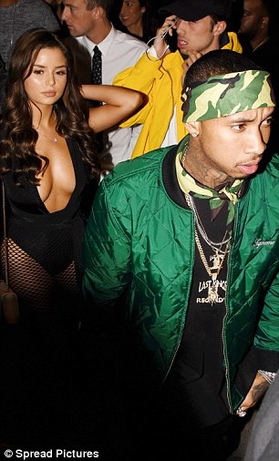 
Ca sỹ da màu và bạn gái mới gắn bó không rời trong những ngày này dù Tyga chỉ vừa chia tay Kylie Jenner được ít ngày
