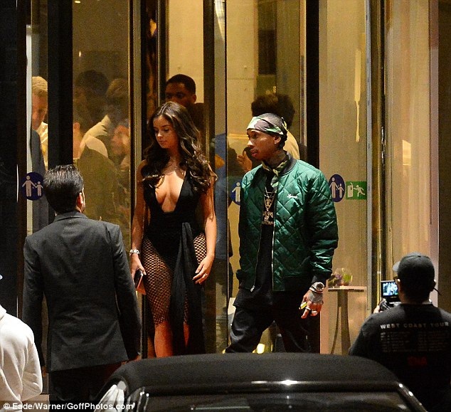 
Cặp đôi cùng tiệc tùng tại một hộp đêm ở Cannes rồi sau đó rời đi cùng nhau
