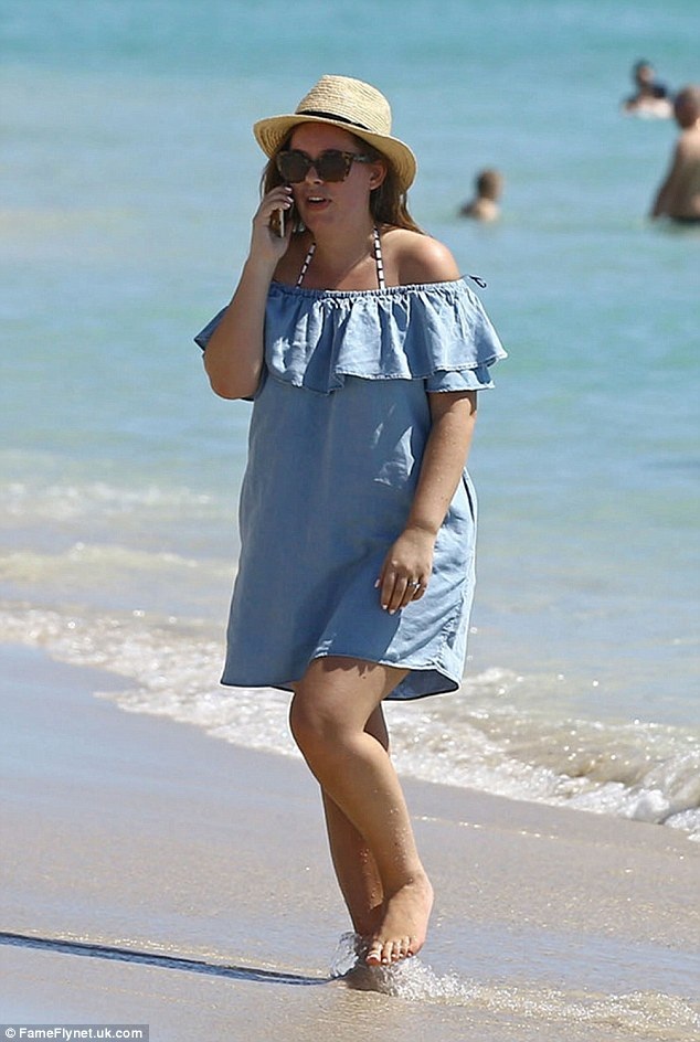 Hot blogger gợi cảm với áo tắm hai mảnh - 5
Tanya Burr không chỉ có dòng sản phẩm mỹ phẩm riêng mà còn viết sách dạy làm bánh