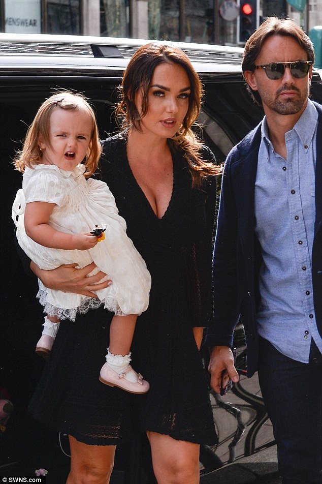 
Tamara Ecclestone tái xuất bên chồng Jay Rutland như một cách phủ nhận thông tin hôn nhân của cô gặp trục trặc
