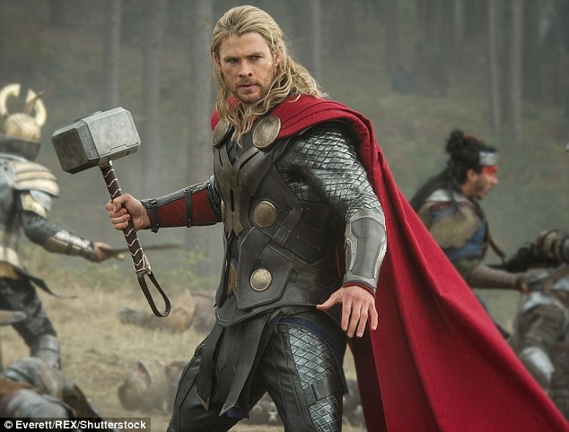 Hé lộ hậu trường siêu phẩm Thần Sấm - 2
Chris Hemsworth thủ vai Thần Sấm trong cả 2 phần phim ra mắt vào năm 2011 và 2013