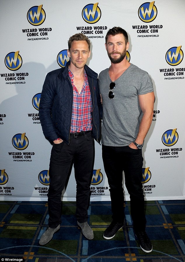 Hé lộ hậu trường siêu phẩm Thần Sấm - 8
Chris Hemsworth và Tom Hiddleston khá thân thiết với nhau ngoài đời và đã cùng tham gia nhiều chiến dịch quảng bá cho phim của mình