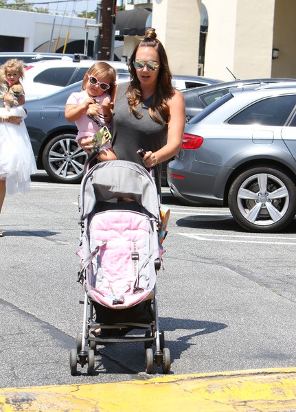 Con gái tỷ phú F1 làm mẹ đảm - 1
Tamara Ecclestone dưa con gái Sophia Rutland đi mua sắm tại Brentwood, Mỹ ngày 5/8