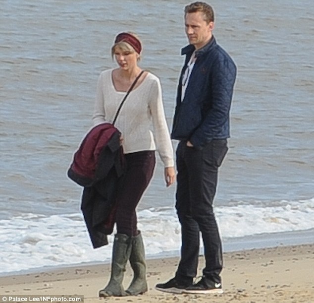 Quan hệ giữa Tom Hiddleston và Taylor Swift đang trục trặc? - 3
Tom muốn công khai chuyện tình cảm, anh ấy thậm chí đề nghị Taylor dự lễ trao giải Emmys cùng với mình nhưng Taylor thì luôn muốn giữ kín đời tư, một nguồn tin cho hay