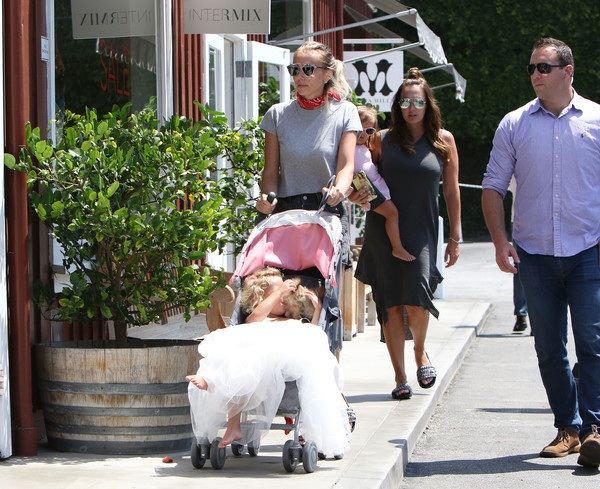 Con gái tỷ phú F1 làm mẹ đảm - 5
Petra Stunt cũng kết hôn với 1 đại gia siêu giàu có. Gia đình họ sở hữu dinh thự trăm triệu đô tại Mỹ