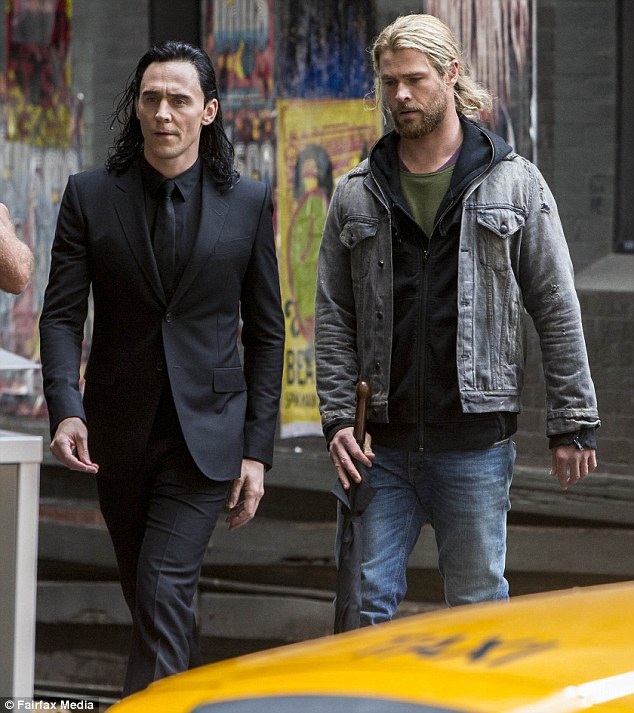 Quan hệ giữa Tom Hiddleston và Taylor Swift đang trục trặc? - 6
Tom đang bận rộn với vai diễn Loki trong phần thứ 3 của phim Thần sấm có tên Thor: Ragnarok. Phim đang được quay tại Úc. Nam diễn viên điển trai từng phủ nhận dùng chuyện tình cảm đánh bóng hình ảnh.