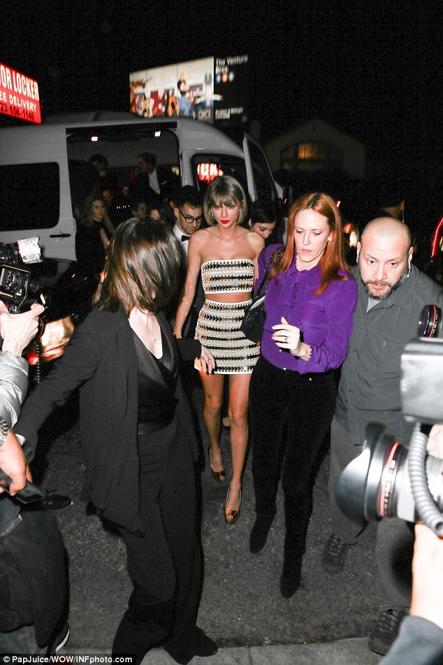 
Thợ săn ảnh đeo bám nữ ca sỹ nổi tiếng khi cô xuất hiện tại hộp đêm Hyde
