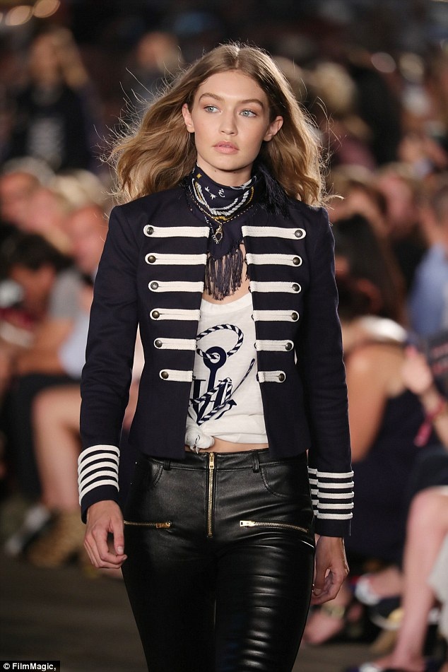 Taylor Swift vui vẻ tái xuất sau khi bỏ "Loki" - 7
Gigi Hadid sành điệu trên sàn catwalk