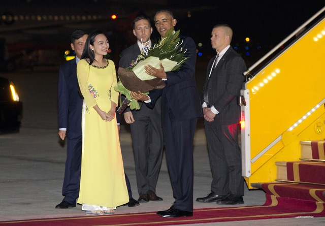 
Hình ảnh Mỹ Linh tặng hoa chào mừng Tổng thống Obama (ảnh: AP)
