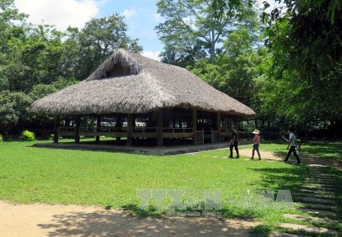 Đổi mới trên quê hương cách mạng Tân Trào - 1
Du khách thăm đình Tân Trào. Ảnh: Quang Đán – TTXVN