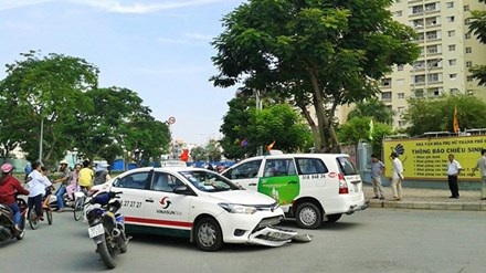 Đoạn trường nghề taxi - 1
Tài xế taxi đối diện với công việc càng nhiều áp lực. Một vụ tai nạn taxi sáng 1/9 tại quận 7, TPHCM. Ảnh: T.N.A